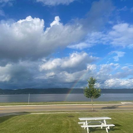 3 Bedroom Condo With Lake Pepin Views With Access To Shared Outdoor Pool Lake City Exterior photo