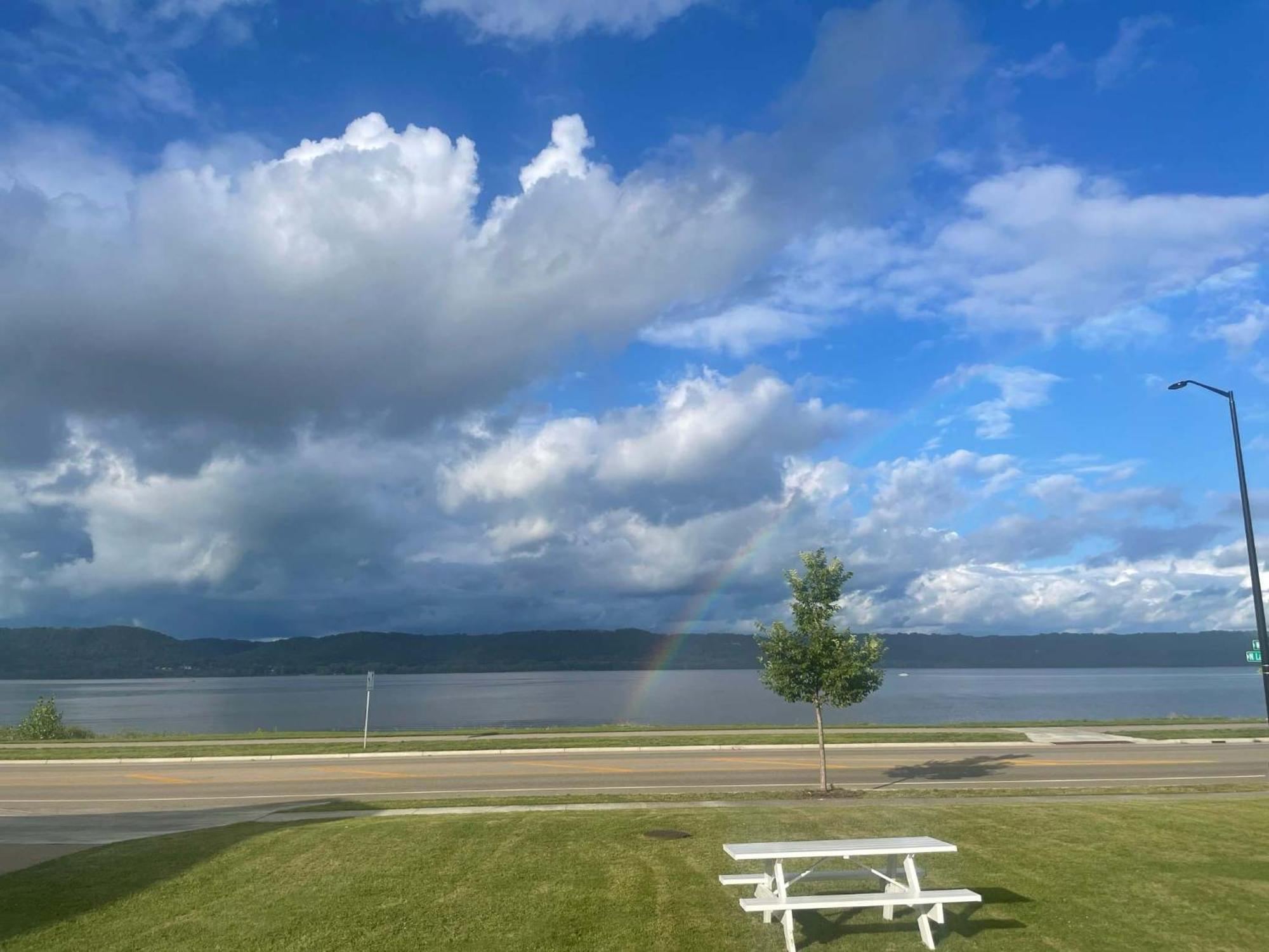 3 Bedroom Condo With Lake Pepin Views With Access To Shared Outdoor Pool Lake City Exterior photo