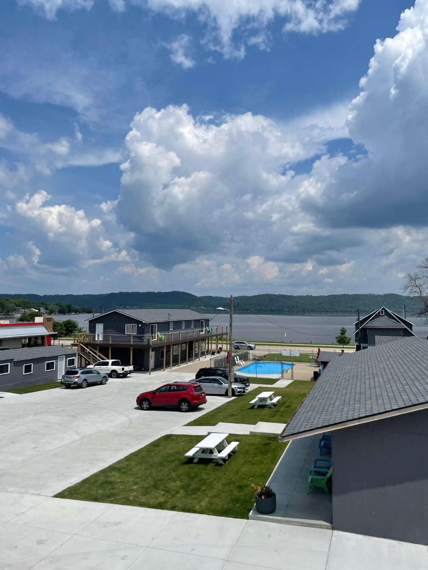 3 Bedroom Condo With Lake Pepin Views With Access To Shared Outdoor Pool Lake City Exterior photo